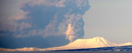 Камчатский вулкан Карымский выбросил столб пепла на высоту до 10 км, угрозы населению нет
