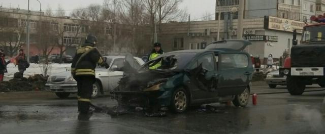 В Омске на ходу загорелся легковой автомобиль