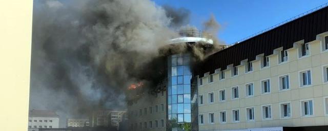 Пожарные борются с крупным возгоранием в тюменском бизнес-центре «Парус»