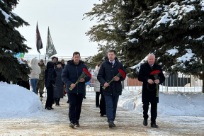 Спикер Липецкого облсовета Владимир Сериков почтил память защитников Родины в Ельце возложением цветов к «Вечному Огню»