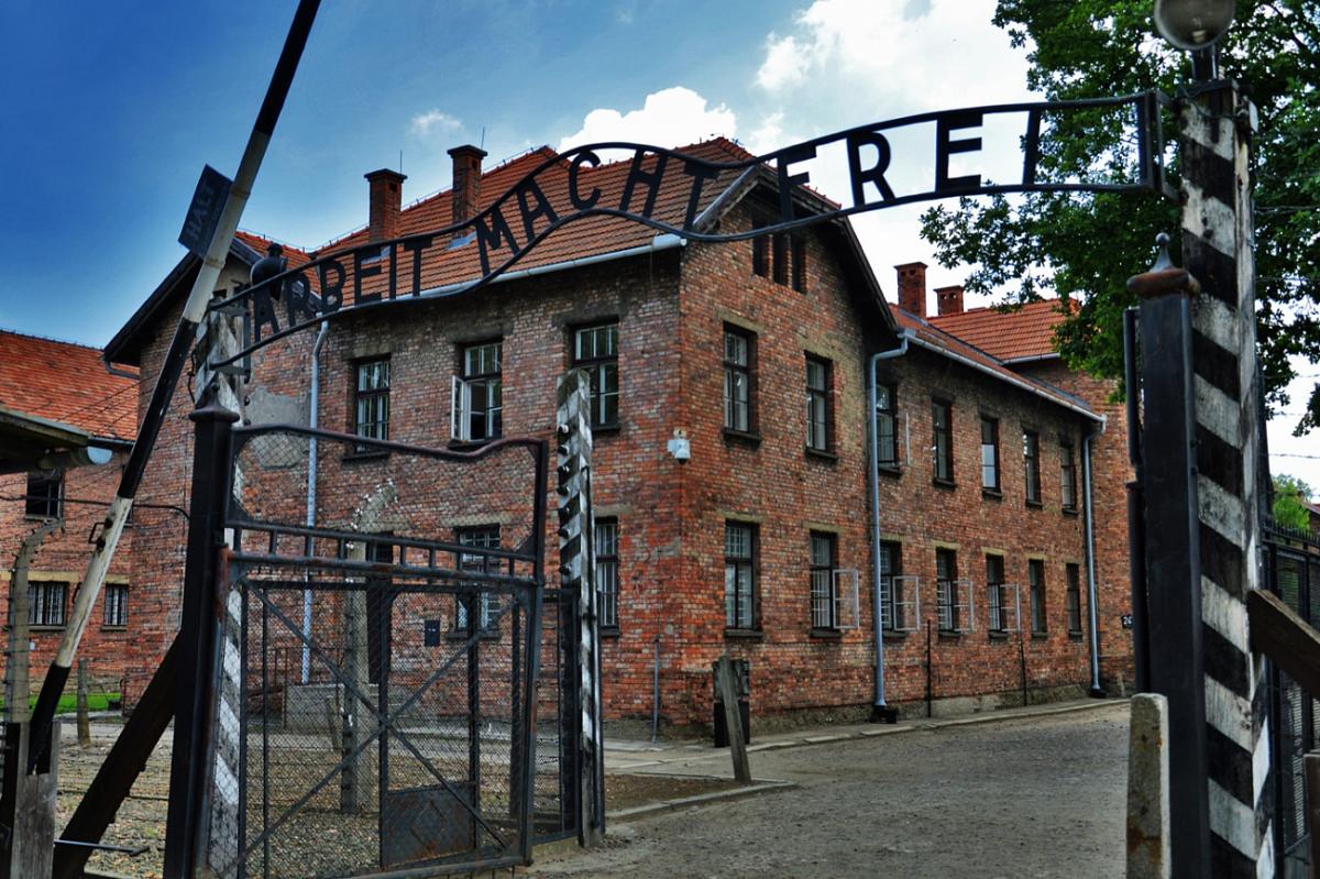 Польша указала Еврокомиссии на недопустимость называть Освенцим польским лагерем