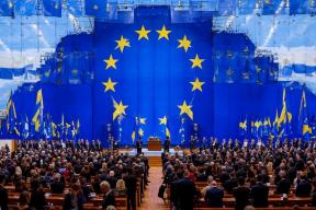 Не только де Голль: в Европе зреет фронт недовольных антироссийской линией