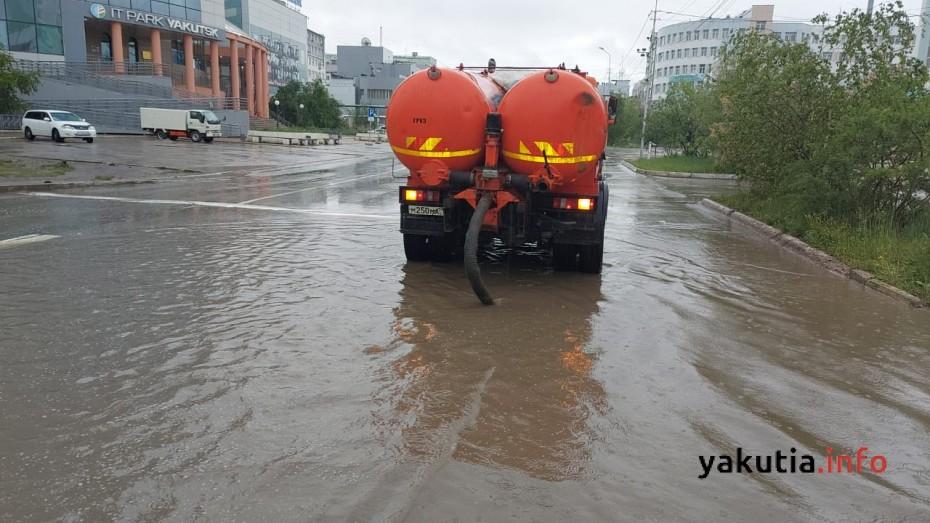 В Якутске стартовали работы по откачке дождевой воды с улиц