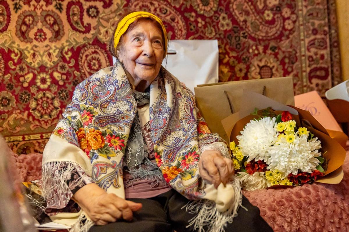 Глава Орехово-Зуевского округа поздравил со 100-летием жительницу Ликино-Дулева