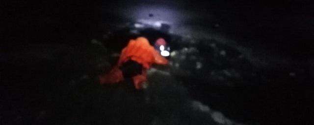 Спасатели вытащили двух рыбаков из-подо льда Новосибирского водохранилища