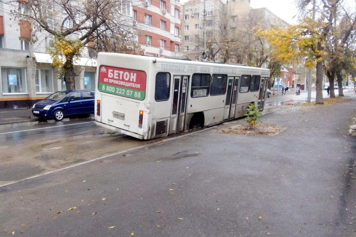 В центре Саратова автобус застрял в яме