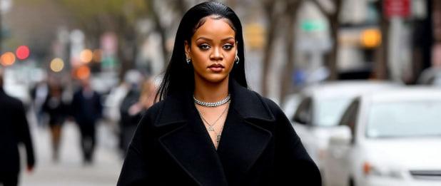 Рианна продемонстрировала стильный осенний образ с шерстяным оверсайз-пальто