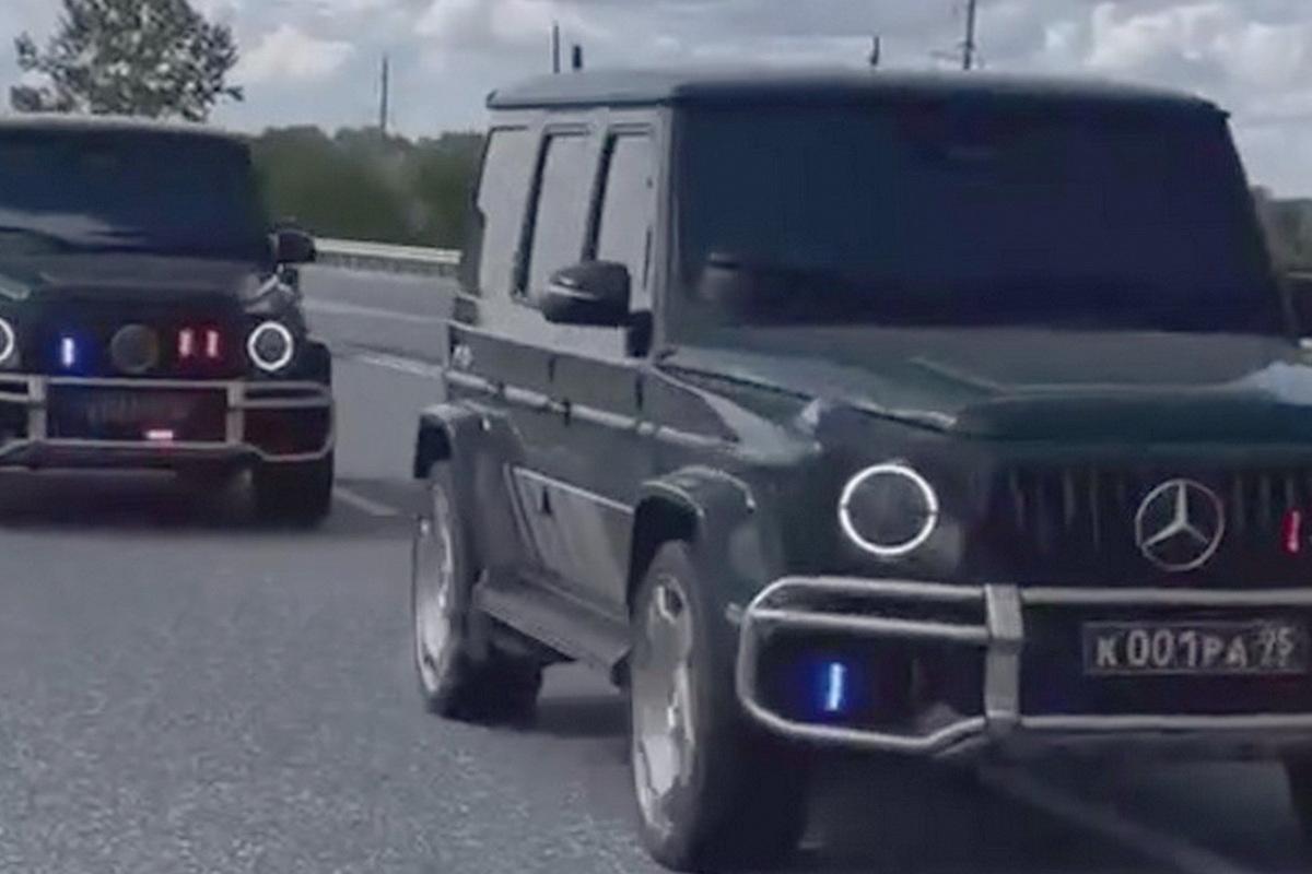 Блогер Живов опубликовал кадры кортежа с джипом с инициалами Кадырова