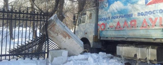 В Челябинске грузовик снес забор у театра ЧТЗ