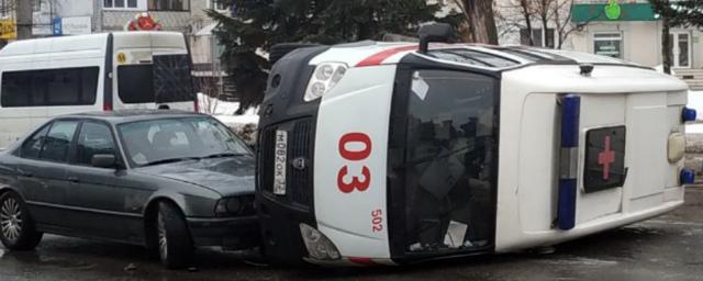 В Брянске на перекрестке перевернулся автомобиль скорой помощи