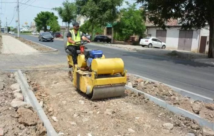 В Астрахани сразу на трех улицах строят новые тротуары