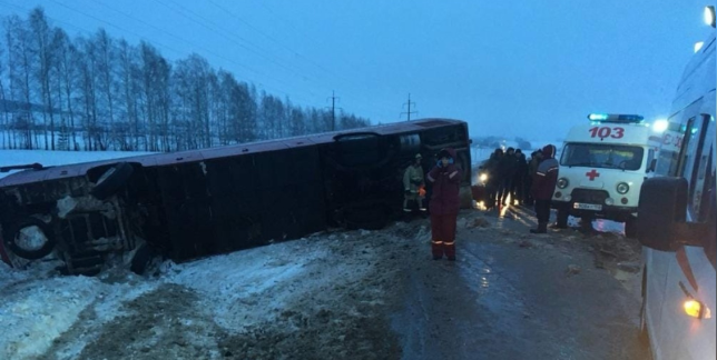 На трассе в Башкирии опрокинулся автобус с 25 пассажирами
