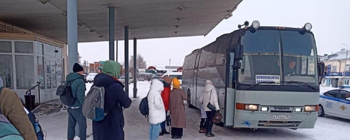 В НСО сотрудники ГИБДД оперативно спасли пассажиров автобуса, который сломался в лютые холода