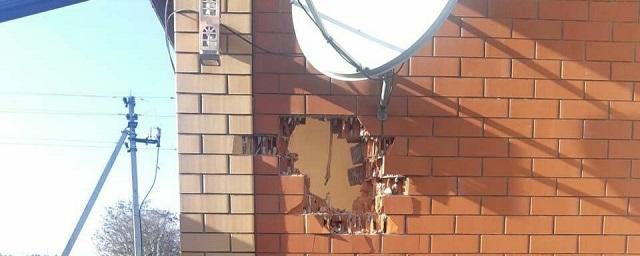 Неразорвавшийся снаряд при обстреле ВСУ пробил стену дома в Шебекино
