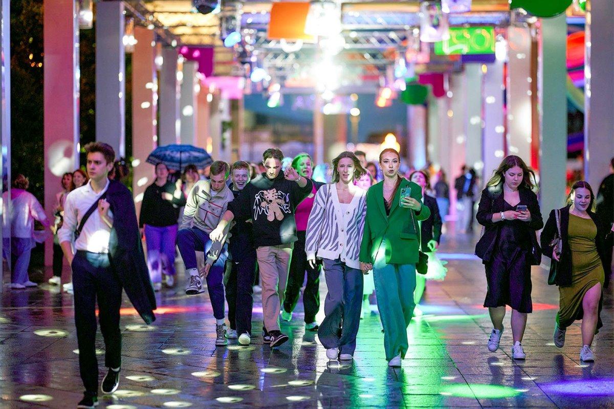 Свыше 45 тыс. выпускников, родителей и педагогов примут участие в московском выпускном на ВДНХ