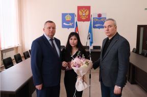 Председатель Думы Астраханской области Игорь Мартынов передал государственные награды семьям военнослужащих из Камызякского района, погибших в ходе СВО