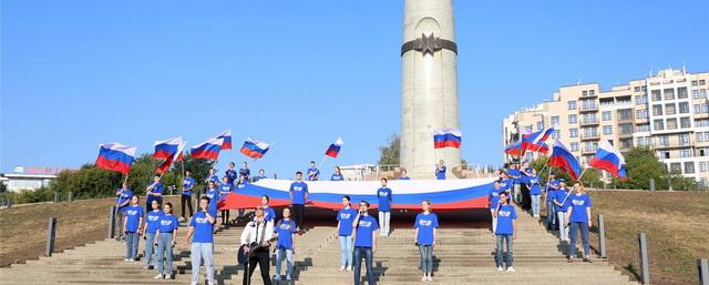 В Чебоксарах состоялся флешмоб в честь Дня государственного флага