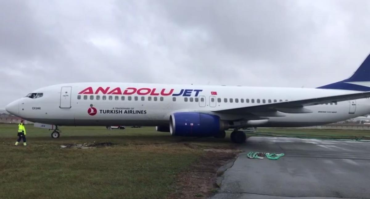 Самолет из турции прилетел. Boeing 737-800 Anadolujet. Turkish Airlines самолеты. Боинг 737 800 турецкие авиалинии. Рейс 3964 турецкие авиалинии.