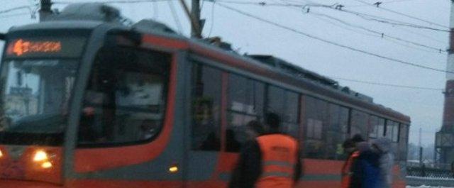 В Смоленске на Пятницком путепроводе трамвай сошел с рельсов