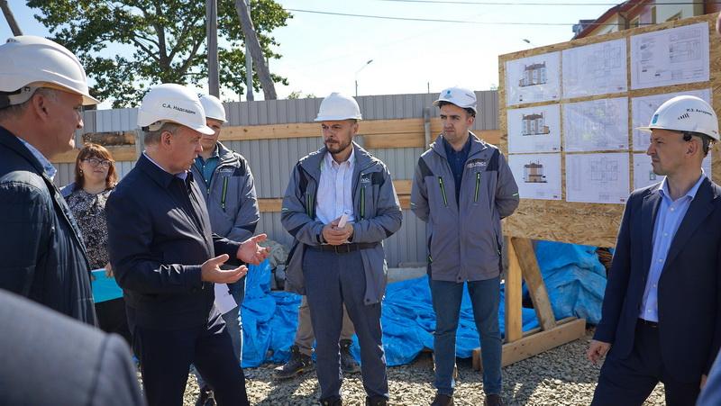 Мэр Южно-Сахалинска проверил ход строительства восьмиквартирного дома в Березняках