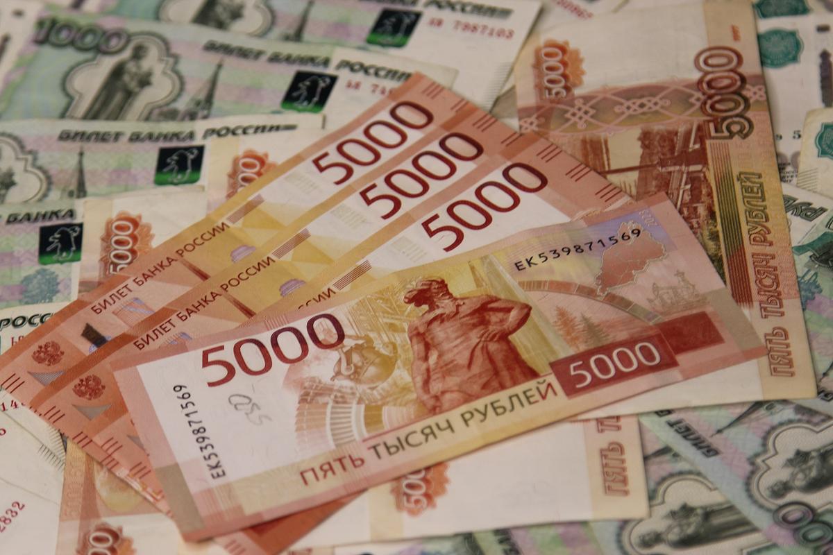 Средняя зарплата в России приблизилась к 100 тысячам рублей, лидером по доходам стала Чукотка