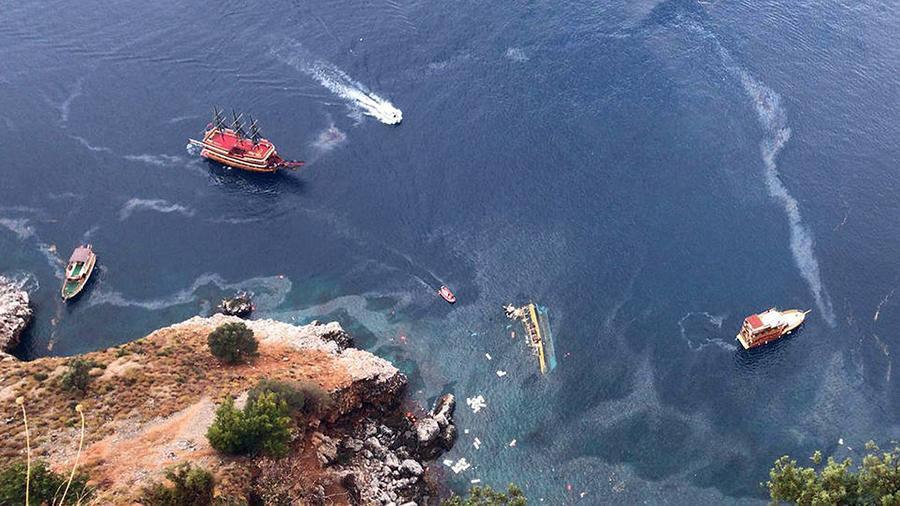 У берегов Крыма из-за медузы перевернулось судно с десятью туристами