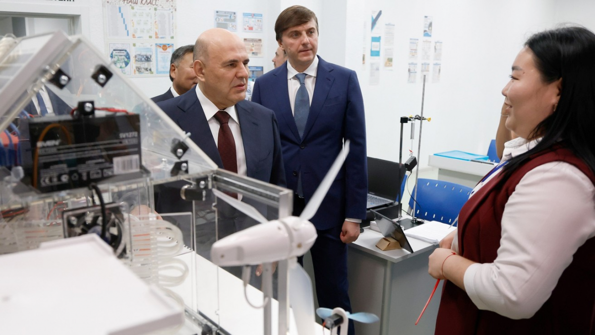 Михаил Мишустин посетил школу №22 в Кызыле и поздравил Туву с первым выпускником, сдавшим ЕГЭ по физике на 100 баллов