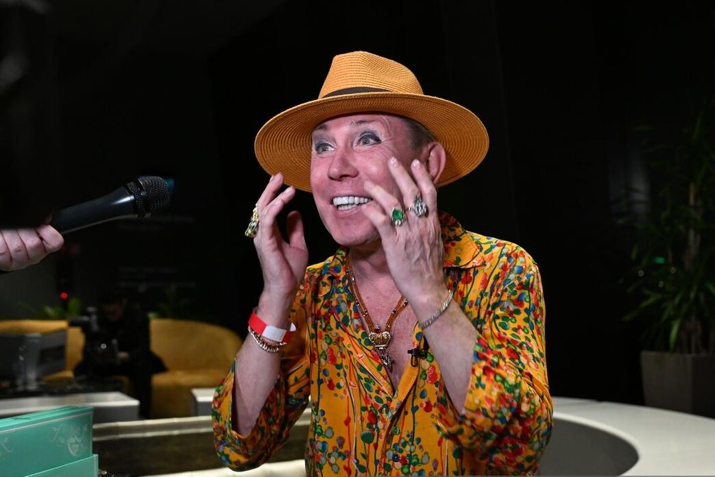 Женился за бутылку водки, а теперь занимает у мамы. Почему Александр Песков отказался от сцены и славы