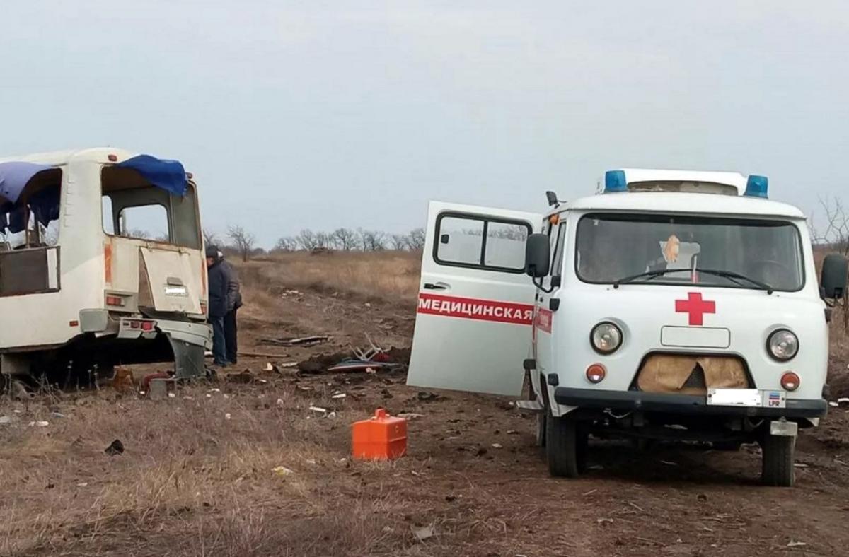 В Минздраве ЛНР подтвердили, что при подрыве автобуса на мине 3 человека были ранены осколками