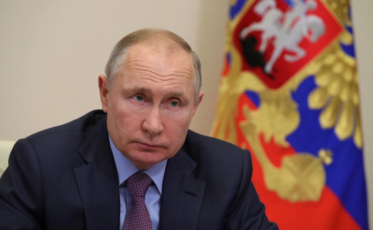 Путин проголосовал на выборах в Госдуму с телефона помощника