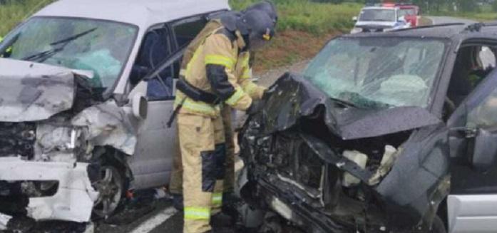 В Забайкалье пострадавшую в аварии женщину из автомобиля извлекали спасатели