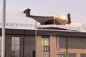 Рабочие повредили крышу новой школы во время уборки снега под Новосибирском