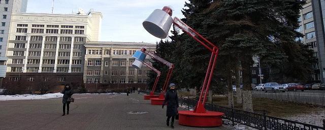 В Челябинске установили фонари в виде гигантских настольных ламп