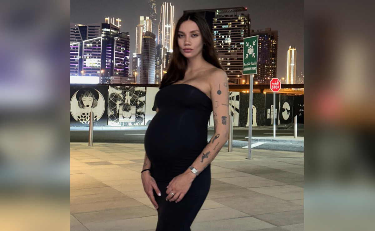 Беременная жена футболиста Федора Смолова выложила снимки в облегающем платье