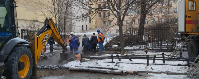В Петербурге кипяток из прорванной трубы ошпарил велосипедиста