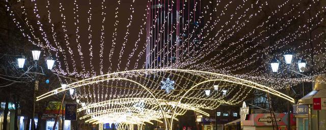 В Челябинске до 10 декабря включат праздничную иллюминацию