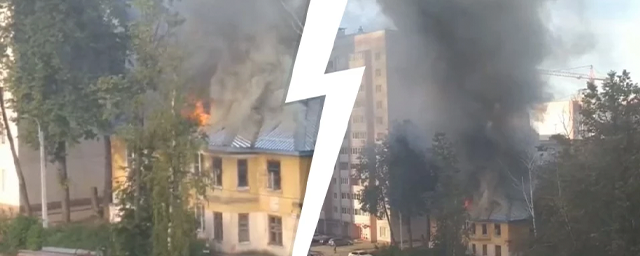 В Ярославле загорелся двухэтажный многоквартирный дом