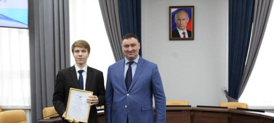 Мэр Иркутска Болотов вручил благодарственные письма за помощь в сборе гумпомощи для Донбасса