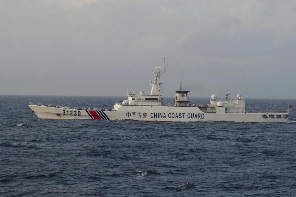 Катер береговой охраны КНР столкнулся с надувной лодкой филиппинских ВМС в ЮКМ
