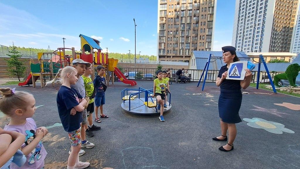 В Городском округе Пушкинский сотрудник полиции провела акцию «Безопасный двор»