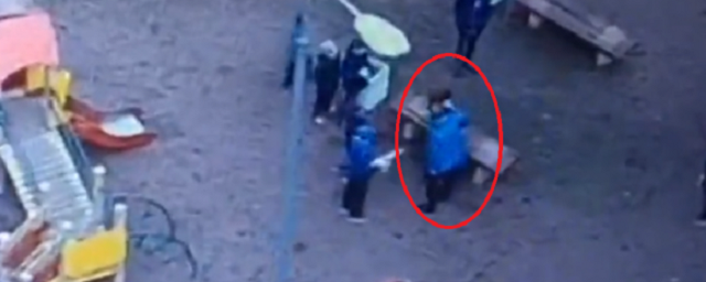 Мальчик избивает бабушку. Бабку избили в автобусе фото. 19 летний пацан избил свою бабушку в самаре. Мальчик избивает бабушку. Мальчик избивает бабушку.