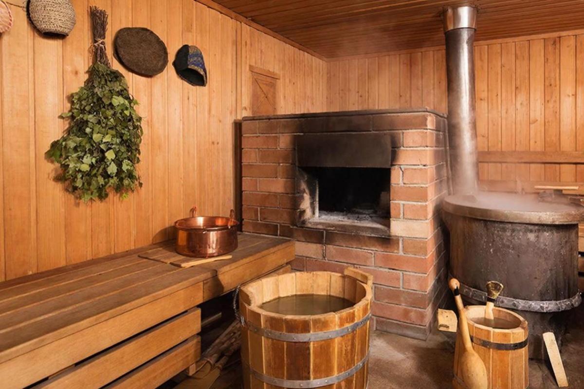 С нелегким паром: врач раскрыл, кому нельзя посещать баню даже в праздники
