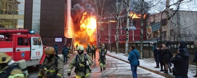 В Петербурге загорелся скалодром рядом с мебельным центром «Аквилон»