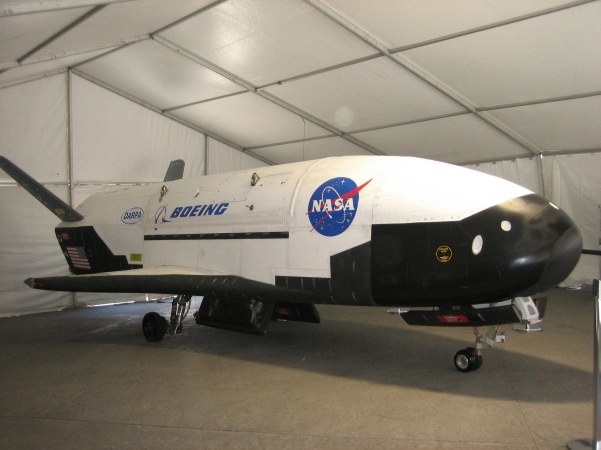 Космоплан США X-37B вернулся с секретной миссии