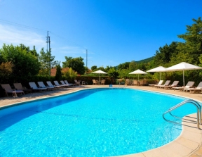 Маленькую девочку засосало в трубу бассейна в Москве