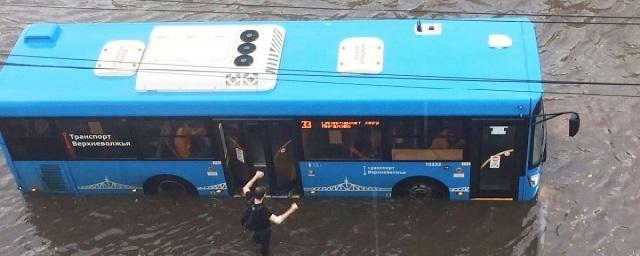 Салон автобуса с пассажирами внутри затопило в Твери