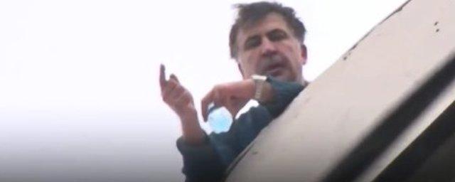 Саакашвили грозится прыгнуть с крыши, если в его квартире будет обыск