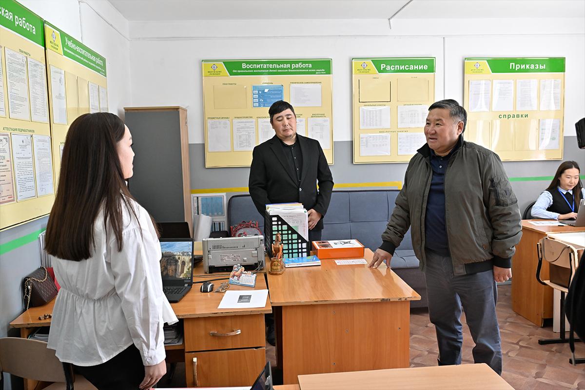 200 детей без спортзала: Ховалыг решил проблему школы в Ак-Довураке после визита