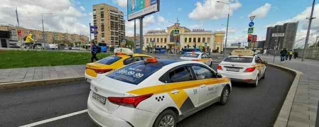 Российские власти хотят дать особые условия водителям такси, работающим на отечественных машинах