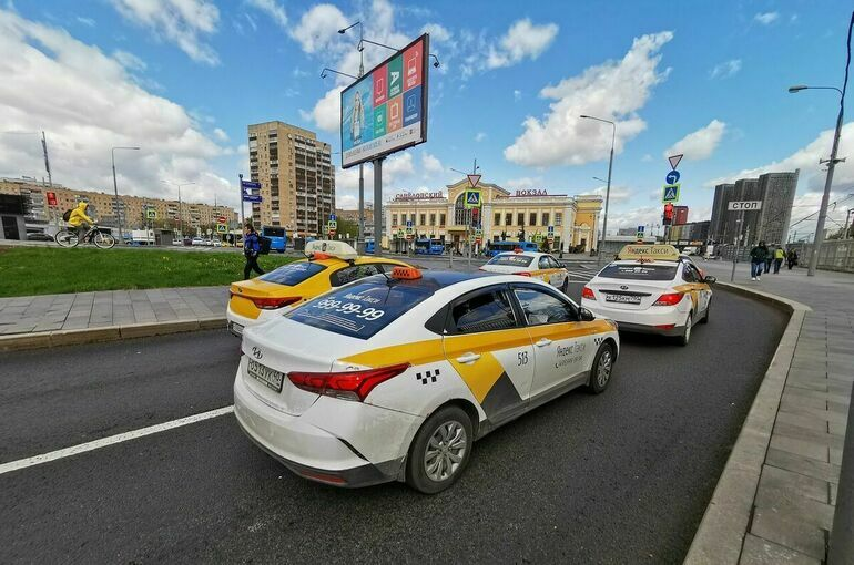 Российские власти хотят дать особые условия водителям такси, работающим на отечественных машинах